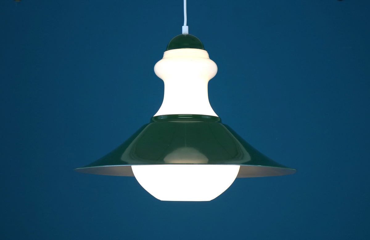 Opalglas-pendel med mørkegrøn skærm
