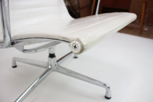 Charles & Ray Eames – Hvid vintage stol for Vitra, EA 107, 1950'erne