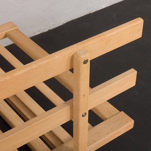 Hjørnedetalje af Børge Mogensen daybed med solid egetræsramme. Elegant konstruktion med tidløst håndværk.