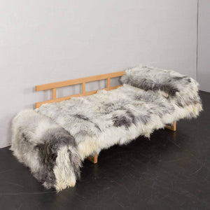 Hjørnedetalje af Børge Mogensen daybed med solid egetræsramme. Elegant konstruktion med tidløst håndværk.