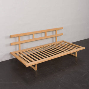 Hjørnedetalje af Børge Mogensen daybed med solid egetræsramme. Elegant konstruktion med tidløst håndværk.