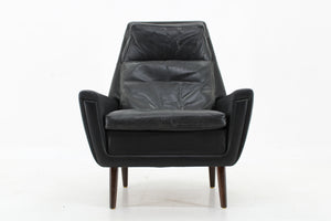 Lænestol i sort læder med høj ryg, dansk design