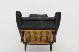 Lænestol i sort læder med høj ryg, dansk design