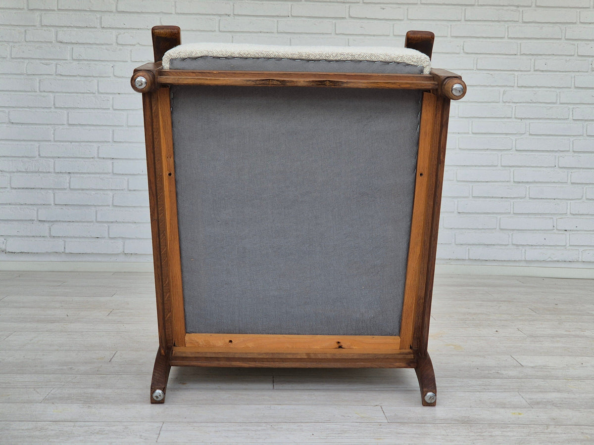 Lænestol i eg og møbelstof, skandinavisk design fra cirka 1950’erne