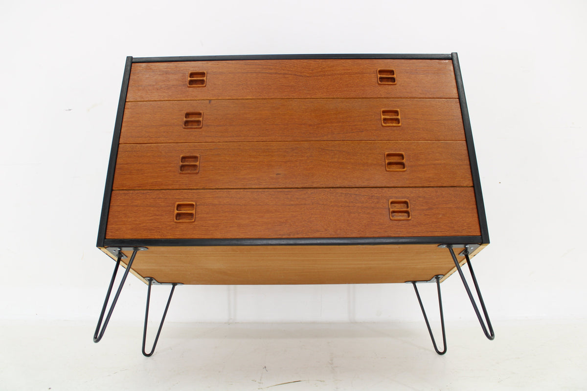 Kommode i sortlakeret teak fra 1960’erne