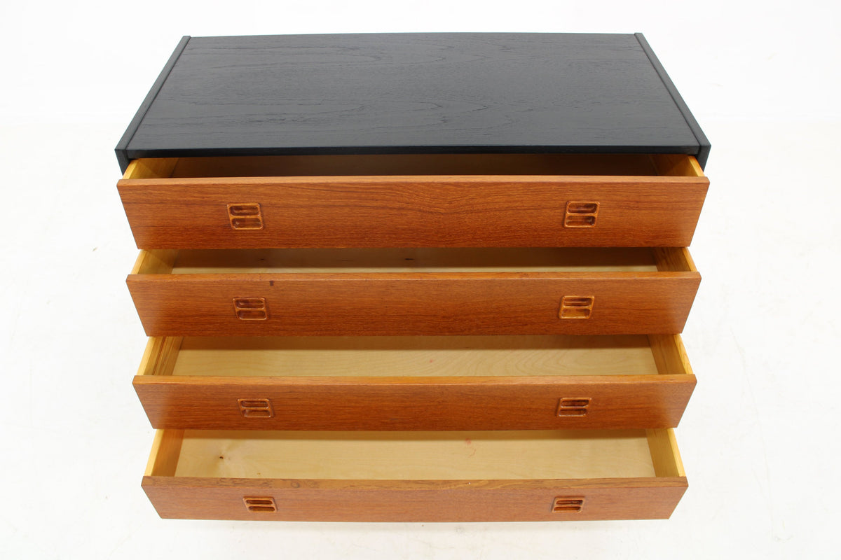 Kommode i sortlakeret teak fra 1960’erne