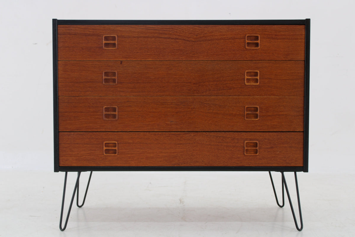 Kommode i sortlakeret teak fra 1960’erne