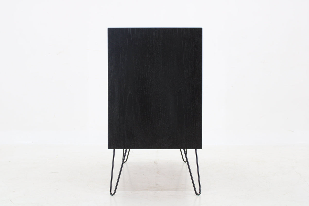 Kommode i sortlakeret teak fra 1960’erne