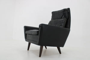 Lænestol i sort læder med høj ryg, dansk design