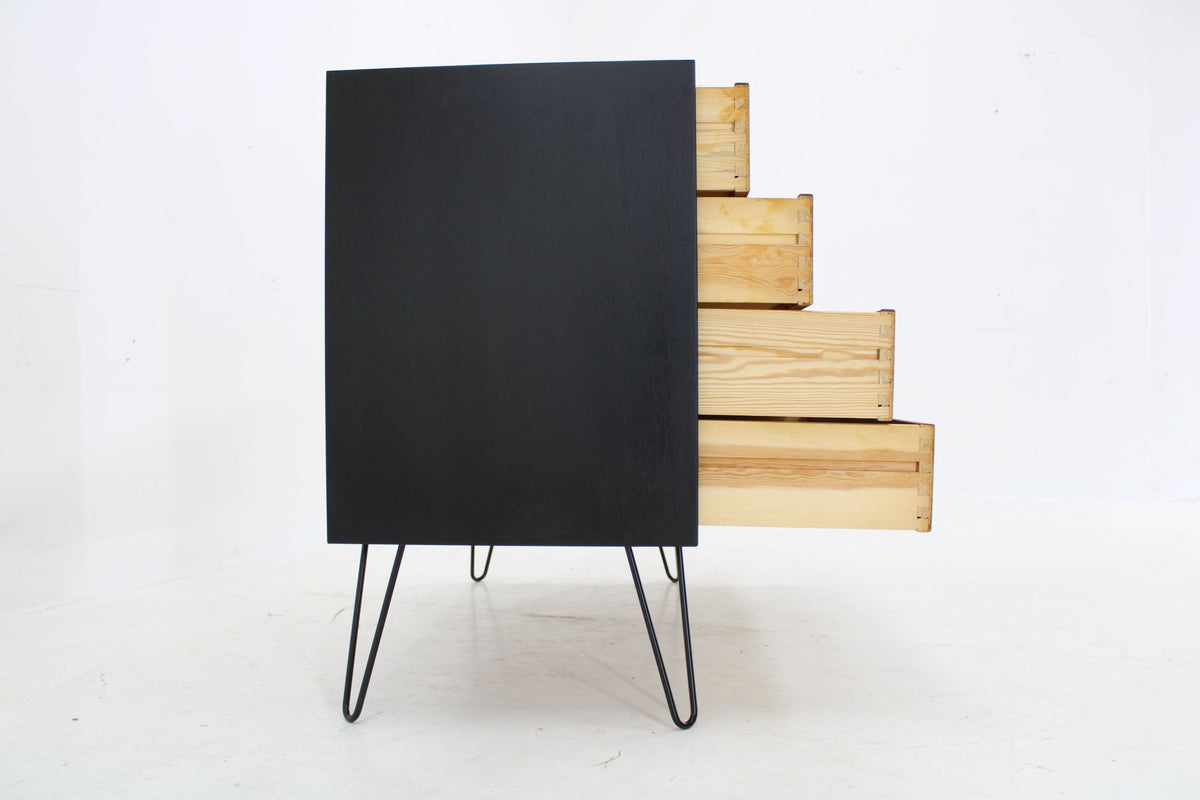 Kommode i sortlakeret teak fra 1960’erne