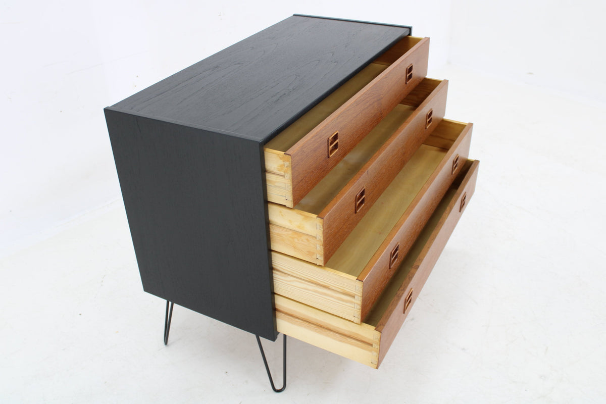 Kommode i sortlakeret teak fra 1960’erne