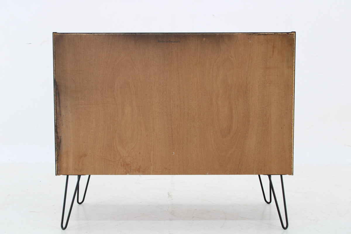Kommode i sortlakeret teak fra 1960’erne