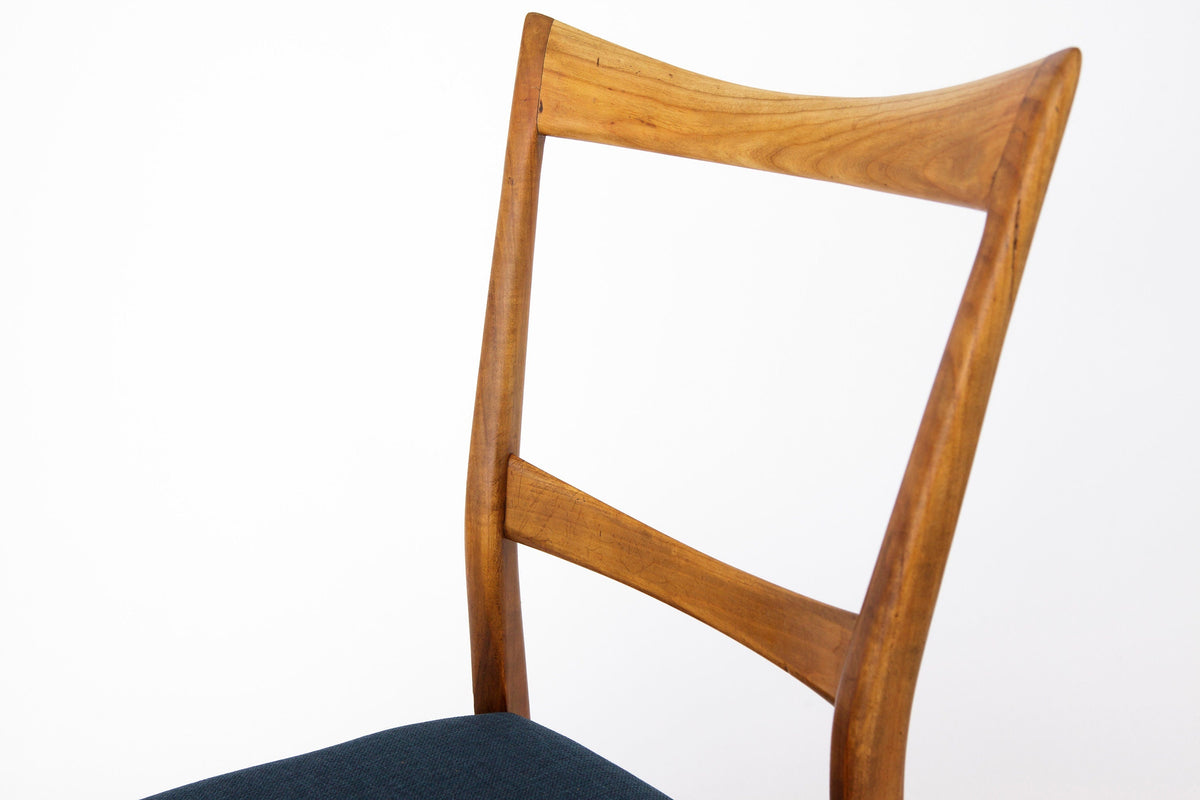 Italiensk design – spisestol i kirsebærtræ med blåt sæde, 1960’erne