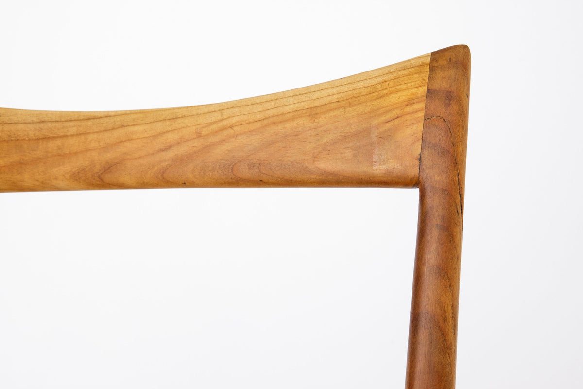 Italiensk design – spisestol i kirsebærtræ med blåt sæde, 1960’erne