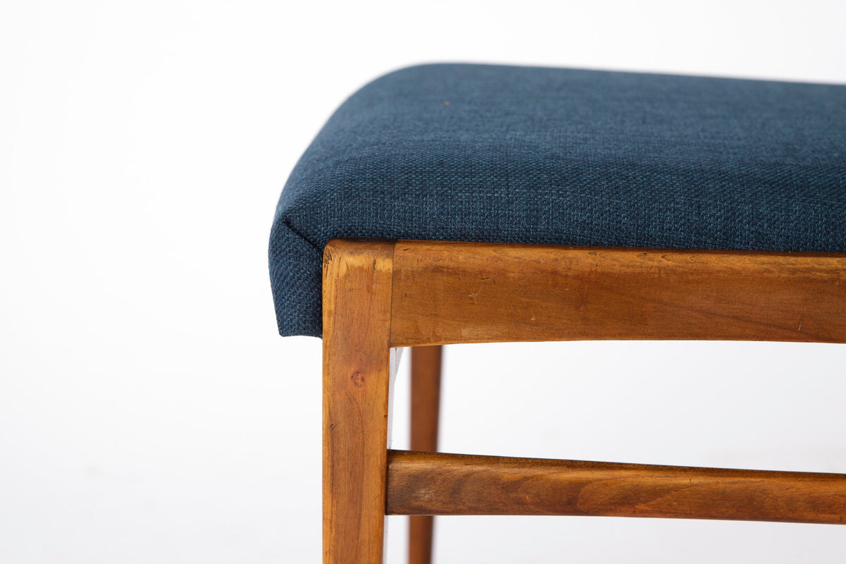 Italiensk design – spisestol i kirsebærtræ med blåt sæde, 1960’erne