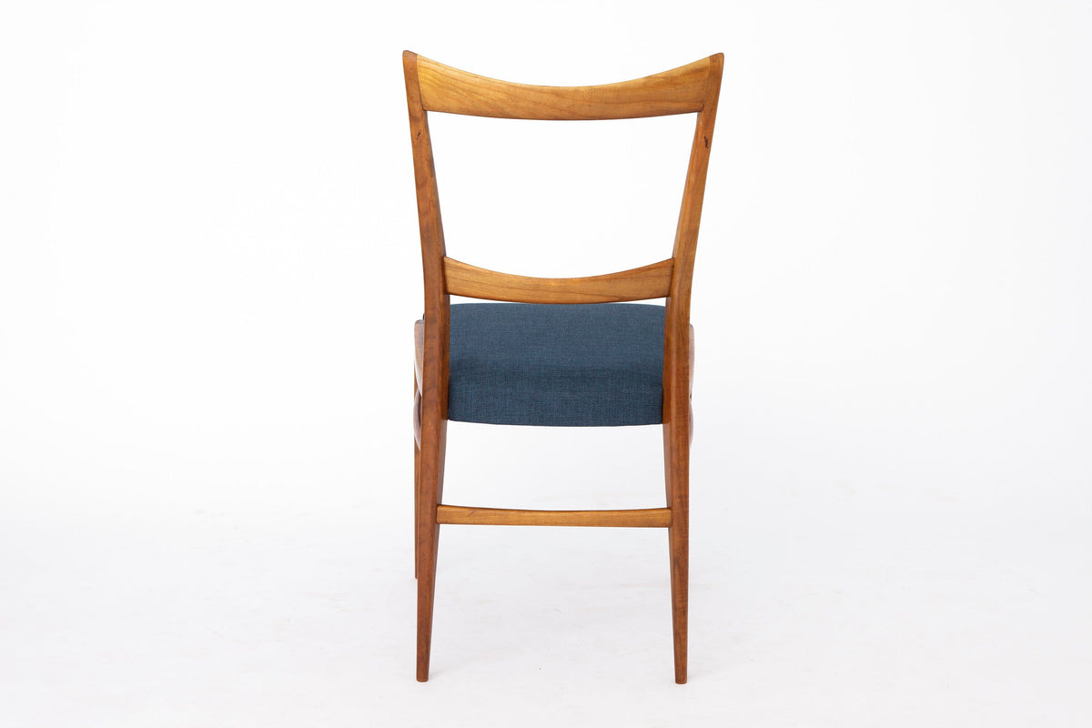 Italiensk design – spisestol i kirsebærtræ med blåt sæde, 1960’erne