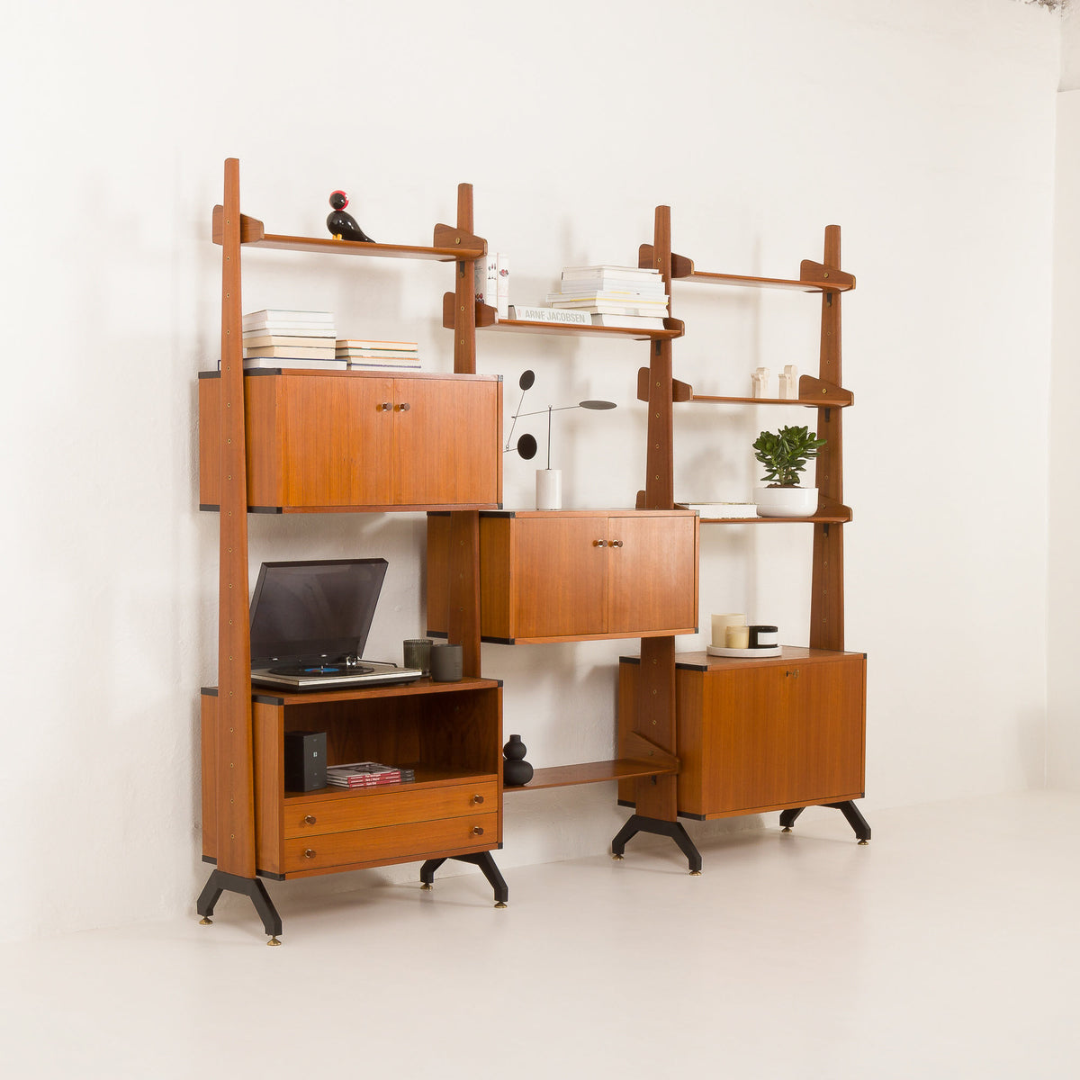 Vittorio Dassi – Italiensk reol i teak og metal fra 1960&#39;erne