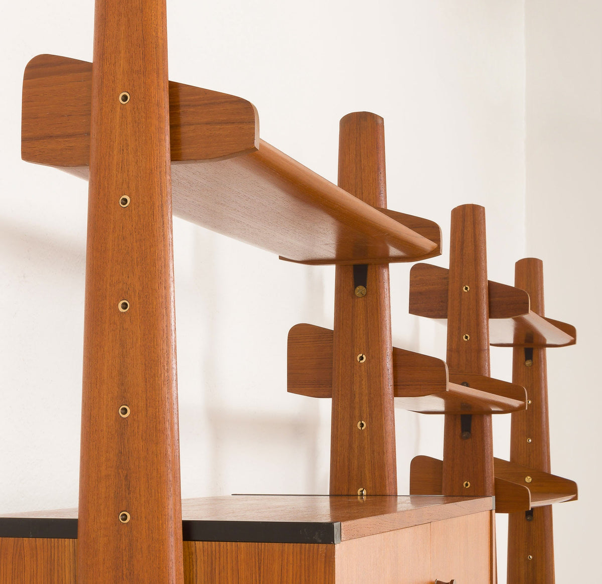 Vittorio Dassi – Italiensk reol i teak og metal fra 1960&#39;erne