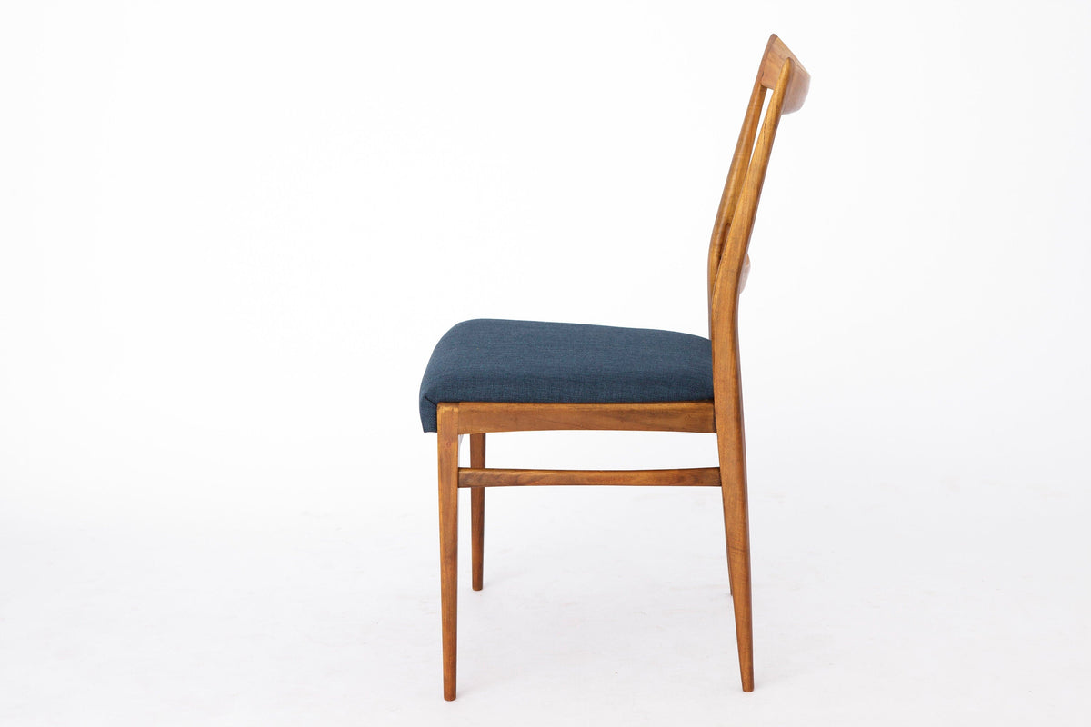 Italiensk design – spisestol i kirsebærtræ med blåt sæde, 1960’erne