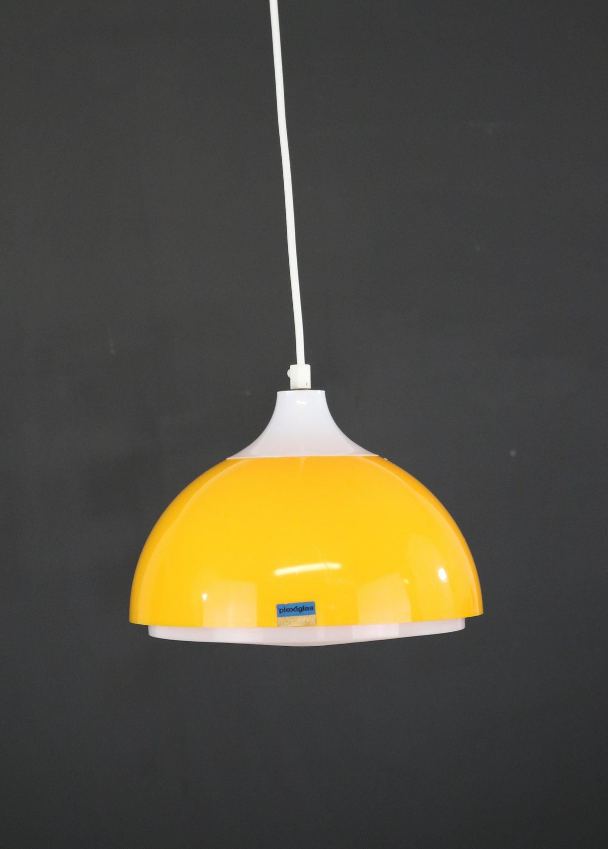 Bent Karlby – Dansk plexiglas-pendel for A. Schrøder Kemi