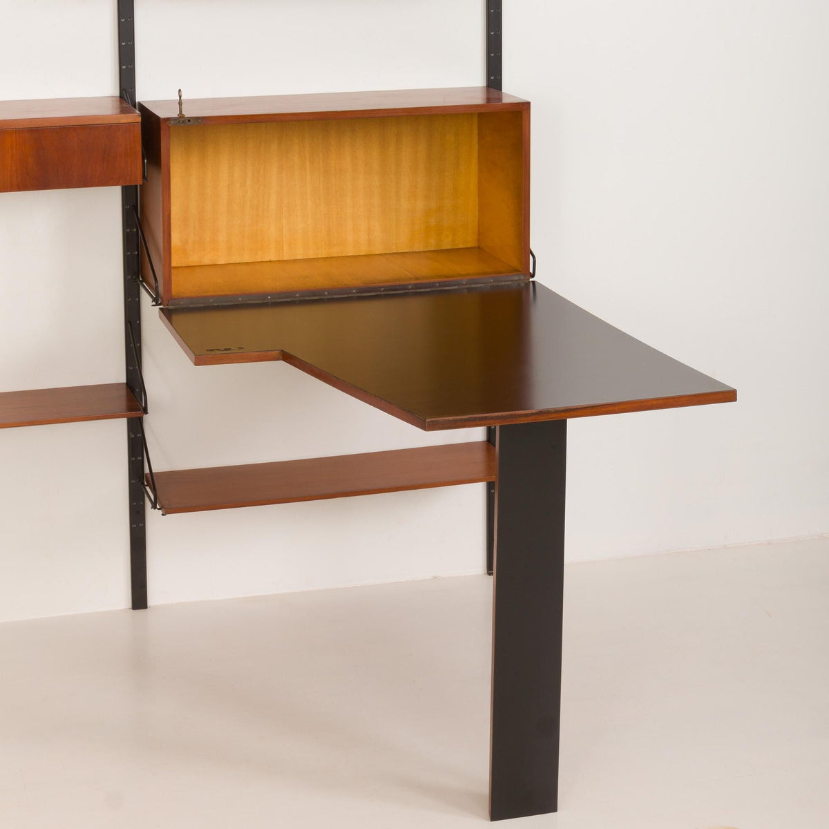 Italiensk opbevaringsmøbel med skjult skrivebord fra 1960&#39;erne