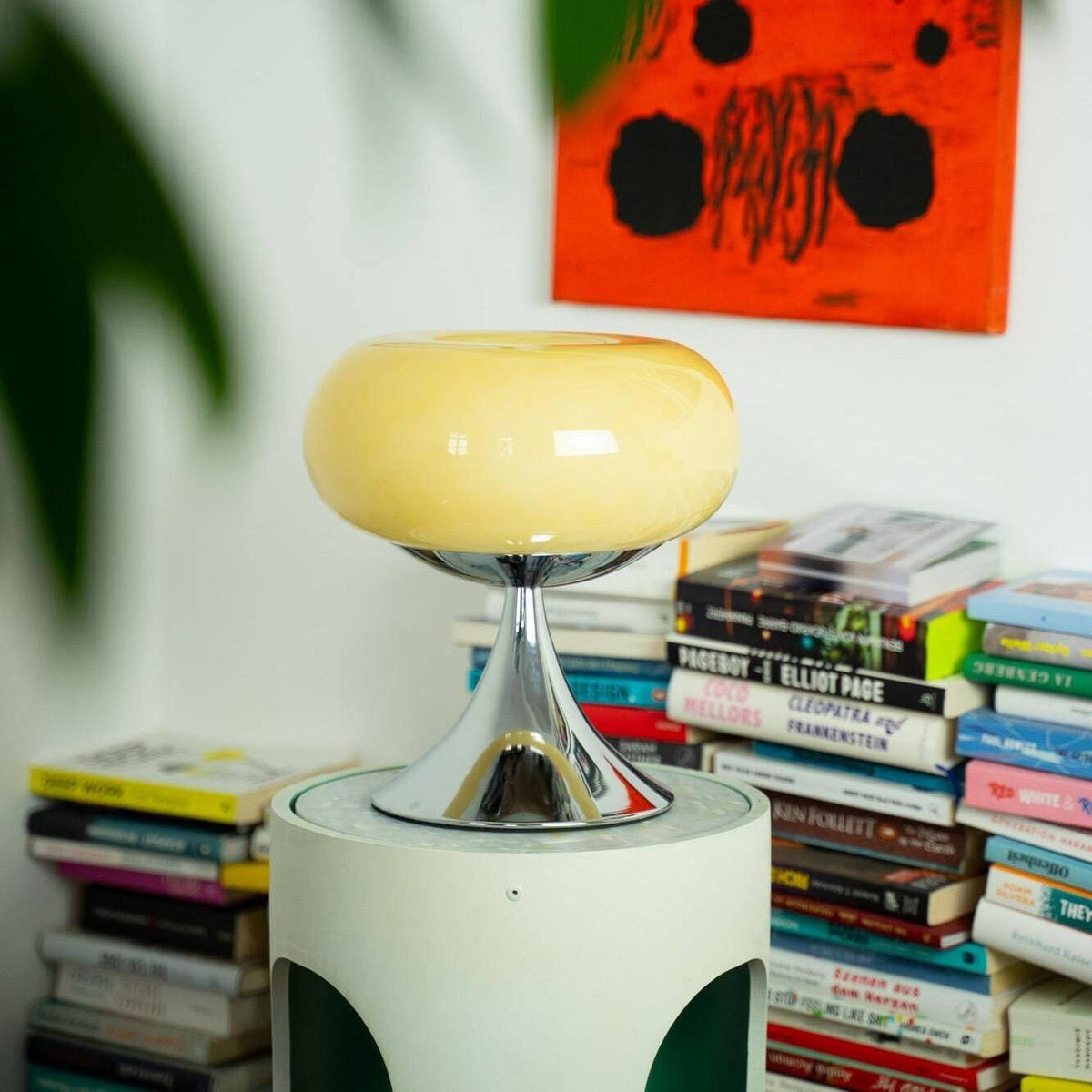 Retro skrivebordslampe fra GLOW UP STUDIO i 60&#39;er stil med ecru glas og metallisk fod. Perfekt som dekorativ belysning til stue eller soveværelse.