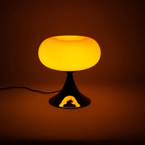 Samling af farverige retro glaslamper i forskellige nuancer, inklusiv orange, pink og blå. Perfekt til vintage og moderne indretning.