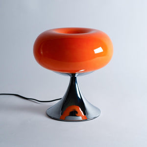 Samling af farverige retro glaslamper i forskellige nuancer, inklusiv orange, pink og blå. Perfekt til vintage og moderne indretning.