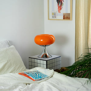 Samling af farverige retro glaslamper i forskellige nuancer, inklusiv orange, pink og blå. Perfekt til vintage og moderne indretning.