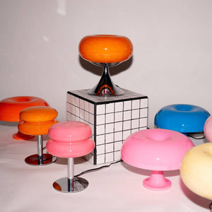 Samling af farverige retro glaslamper i forskellige nuancer, inklusiv orange, pink og blå. Perfekt til vintage og moderne indretning.