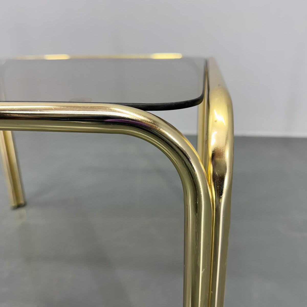 Sofabord i messing og røgfarvet glas, produceret i Tyskland, 1970’erne