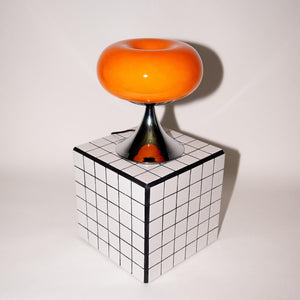 Samling af farverige retro glaslamper i forskellige nuancer, inklusiv orange, pink og blå. Perfekt til vintage og moderne indretning.