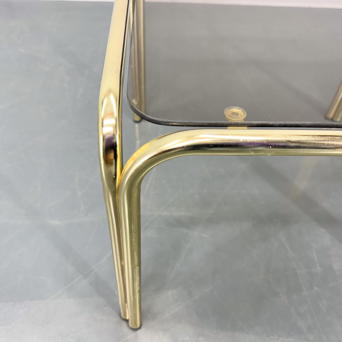 Sofabord i messing og røgfarvet glas, produceret i Tyskland, 1970’erne