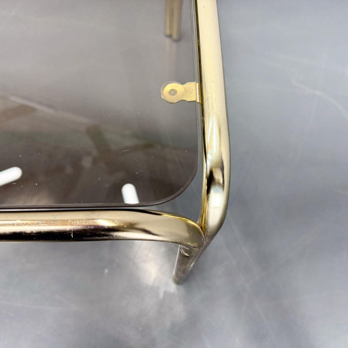 Sofabord i messing og røgfarvet glas, produceret i Tyskland, 1970’erne