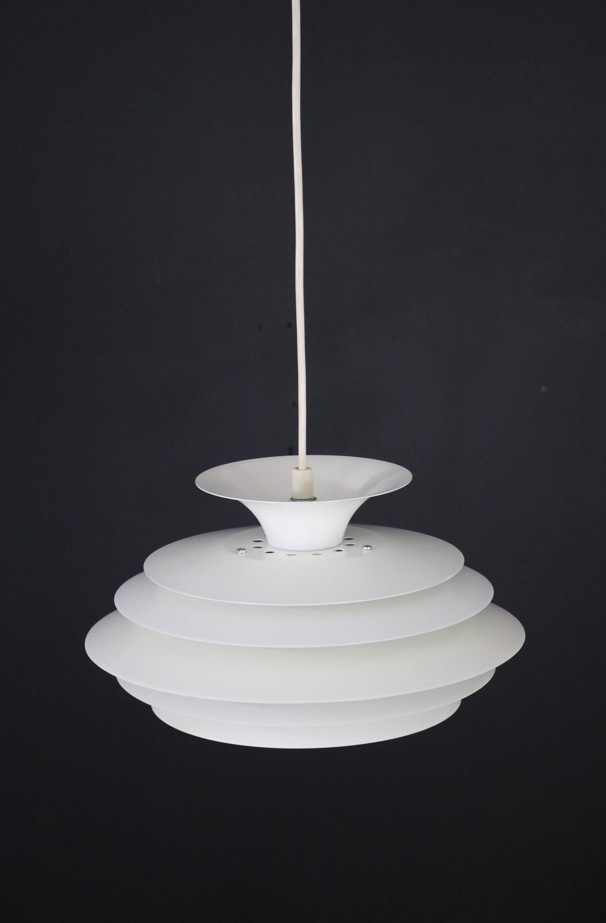 Top Lamper – Hvid model 311 loftlampe med 7 skærme, 1970'erne