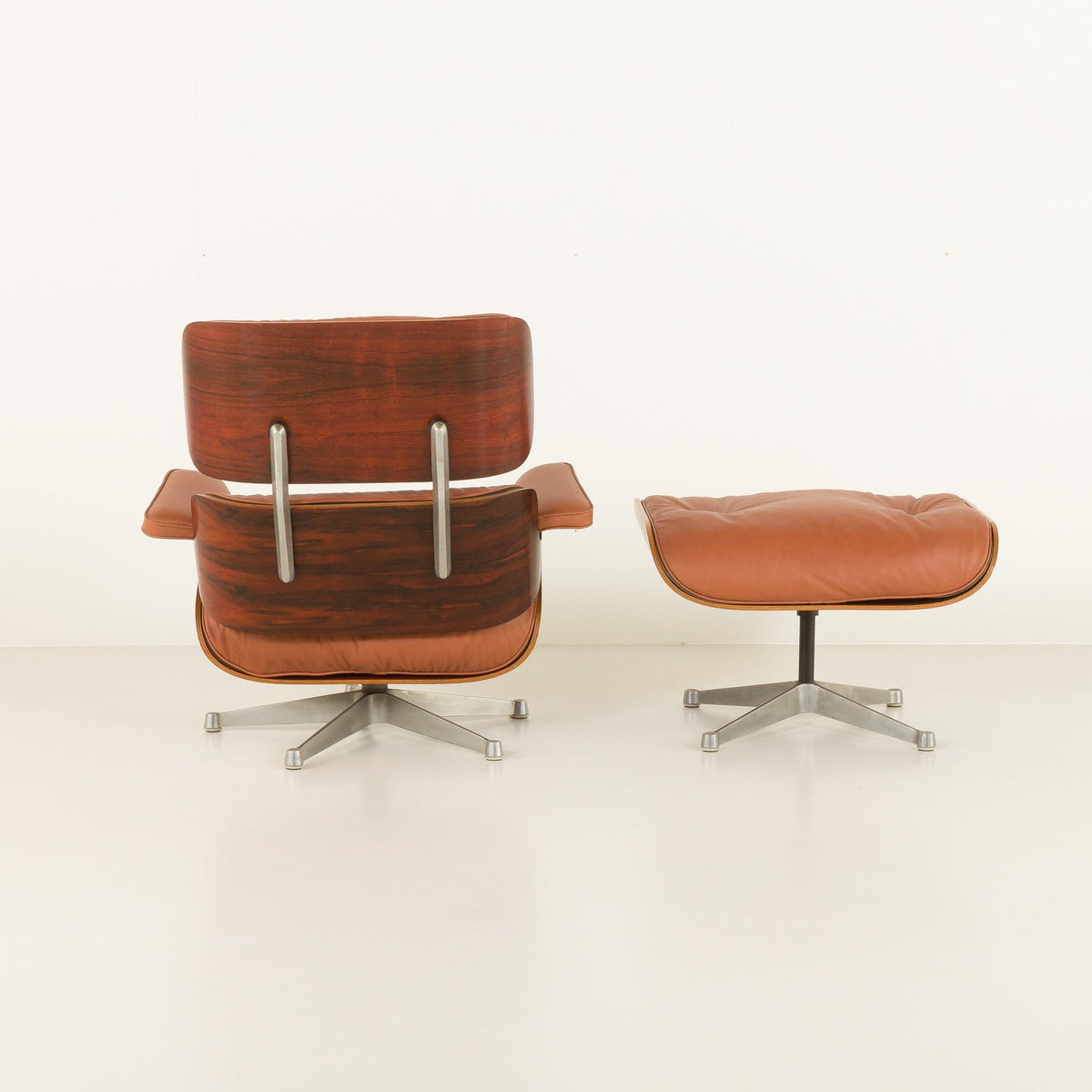 Charles og Ray Eames – Lænestol med fodskammel i anilinlæder for Herman Miller