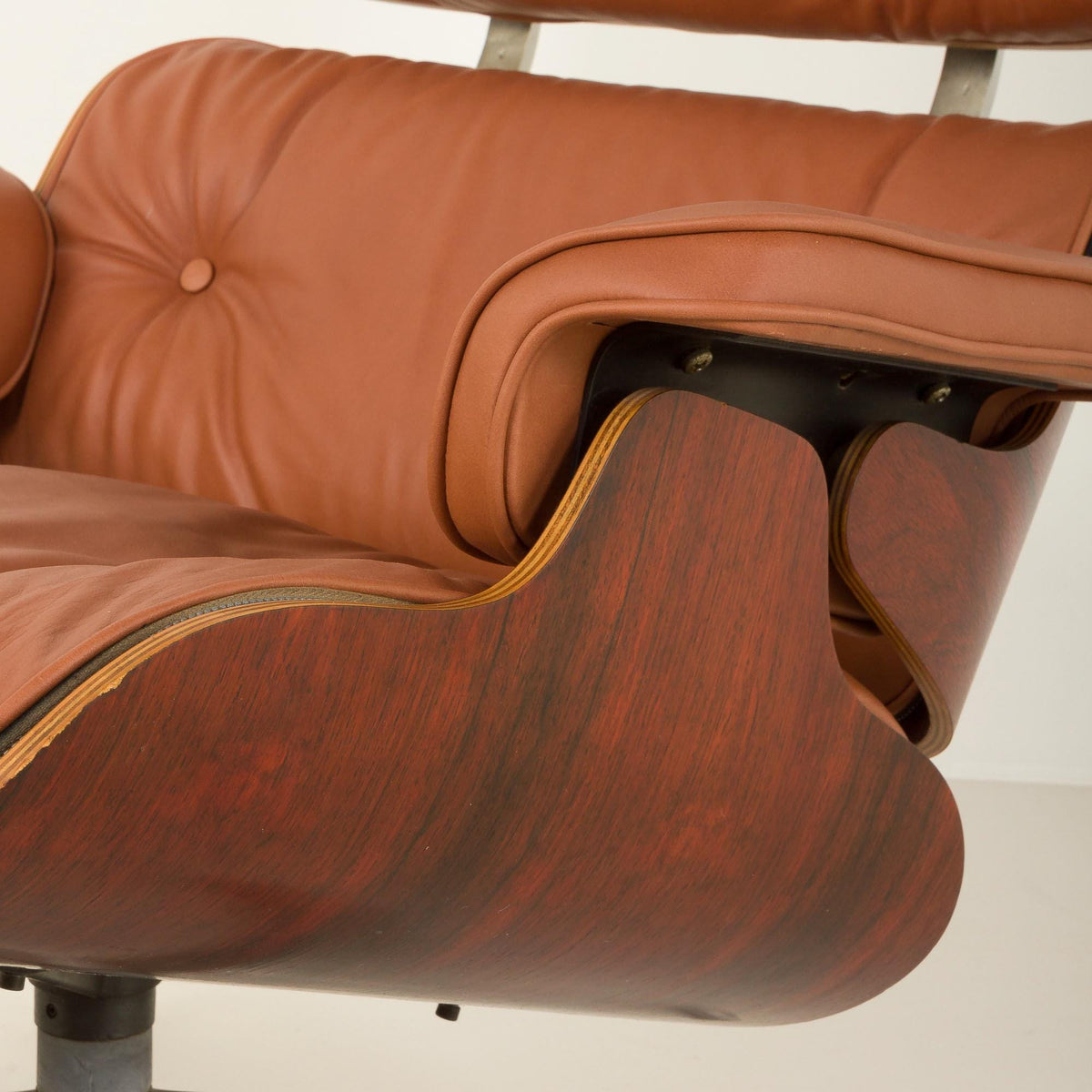 Charles og Ray Eames – Lænestol med fodskammel i anilinlæder for Herman Miller