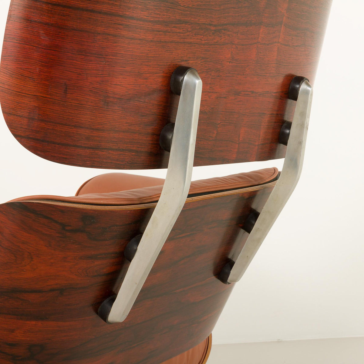 Charles og Ray Eames – Lænestol med fodskammel i anilinlæder for Herman Miller