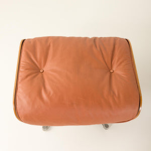 Charles og Ray Eames – Lænestol med fodskammel i anilinlæder for Herman Miller
