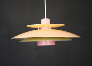 Dansk loftslampe i fersken, pink og lysegul – 1970'erne