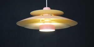Dansk loftslampe i fersken, pink og lysegul – 1970'erne