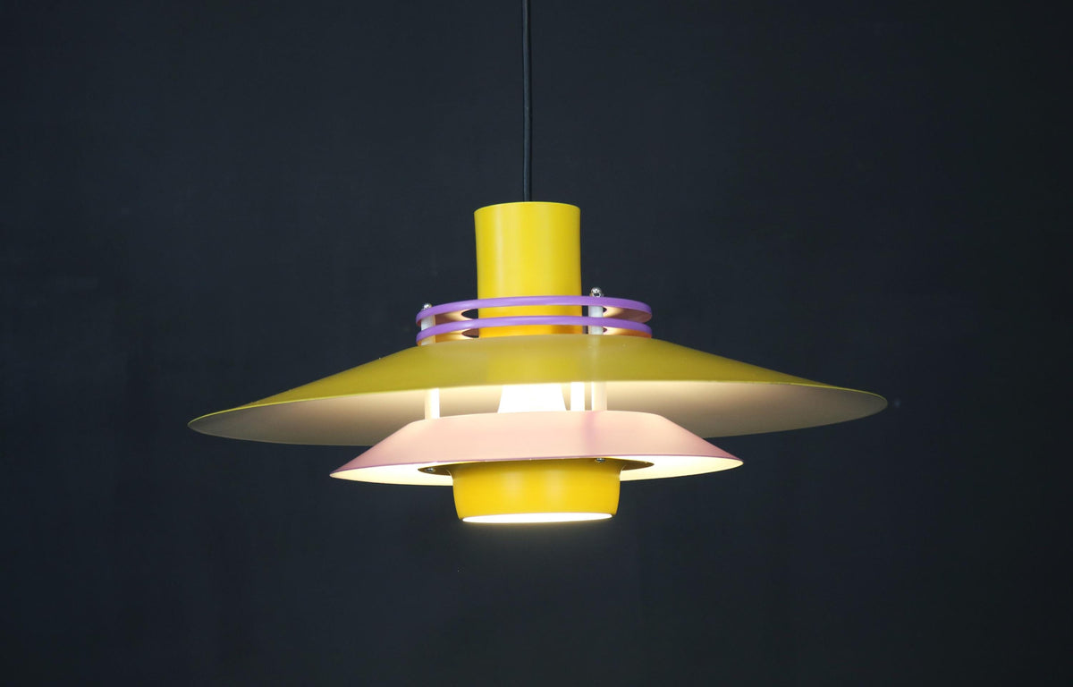 Dansk loftlampe i gul og lilla fra 1970&#39;erne