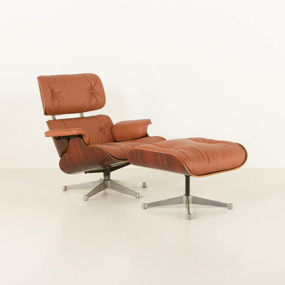 Charles og Ray Eames – Lænestol med fodskammel i anilinlæder for Herman Miller