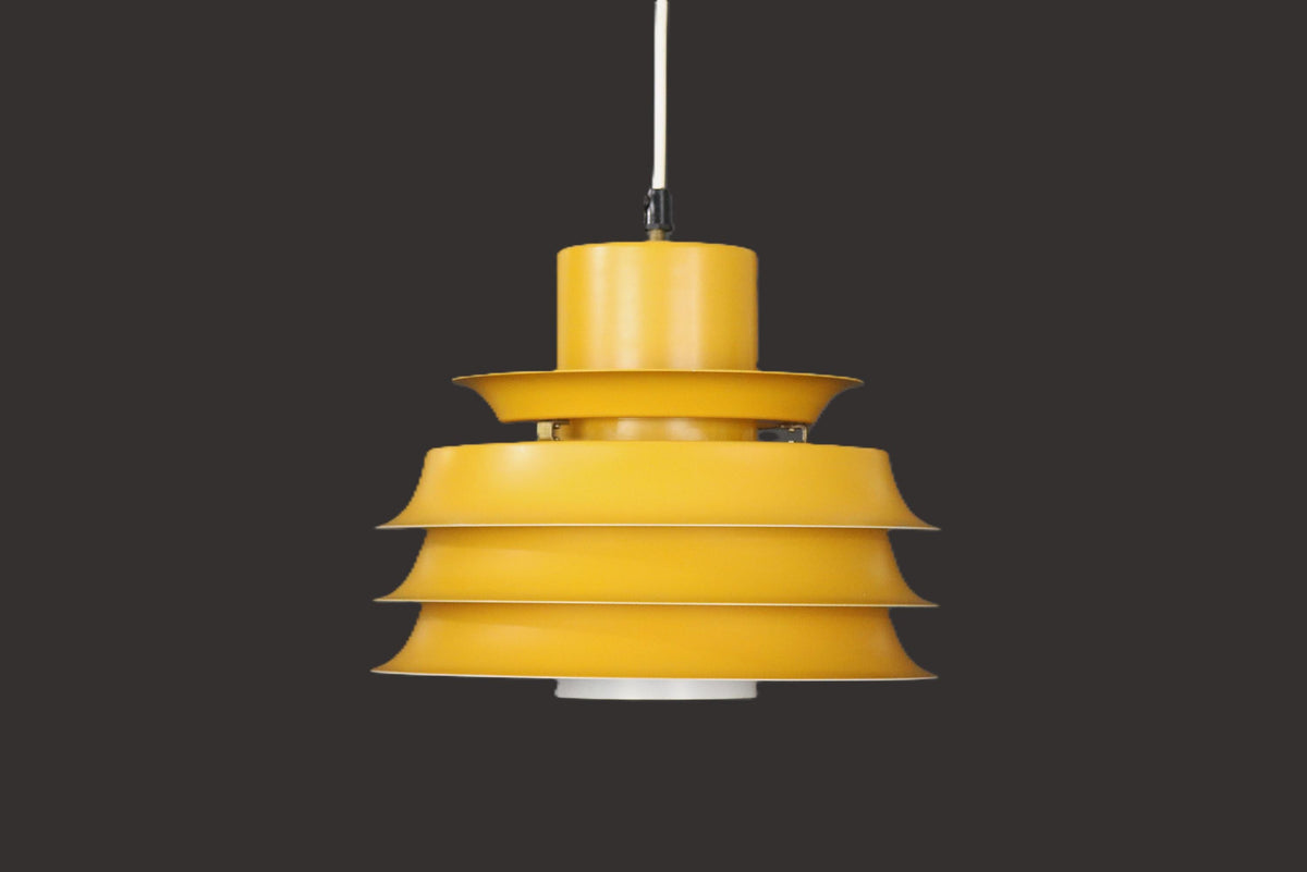 Dansk lampe i smuk mørkegul original farve fra 1970’erne