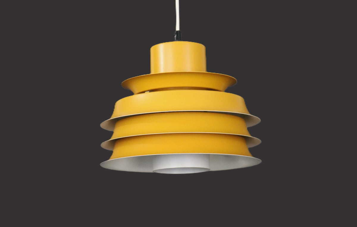 Dansk lampe i smuk mørkegul original farve fra 1970’erne