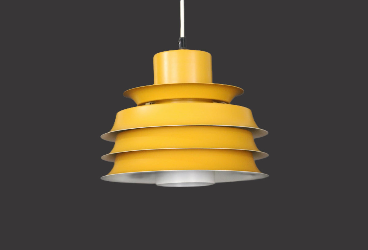 Dansk lampe i smuk mørkegul original farve fra 1970’erne