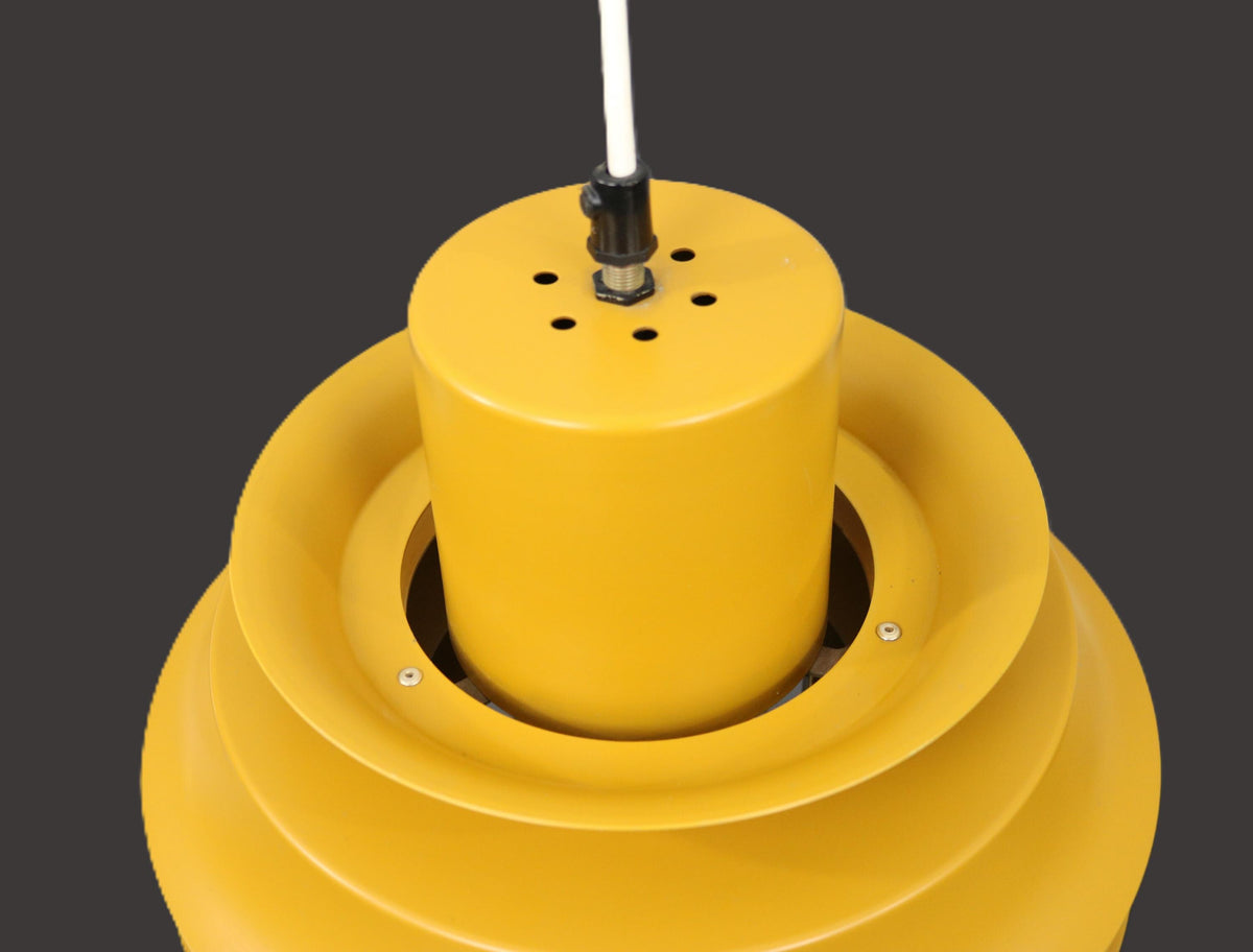 Dansk lampe i smuk mørkegul original farve fra 1970’erne