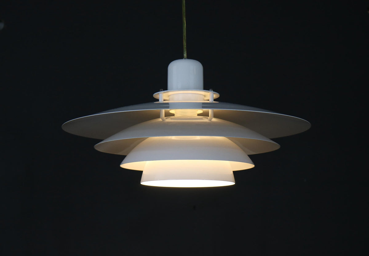 Dansk pendellampe i hvid fra 1990'erne