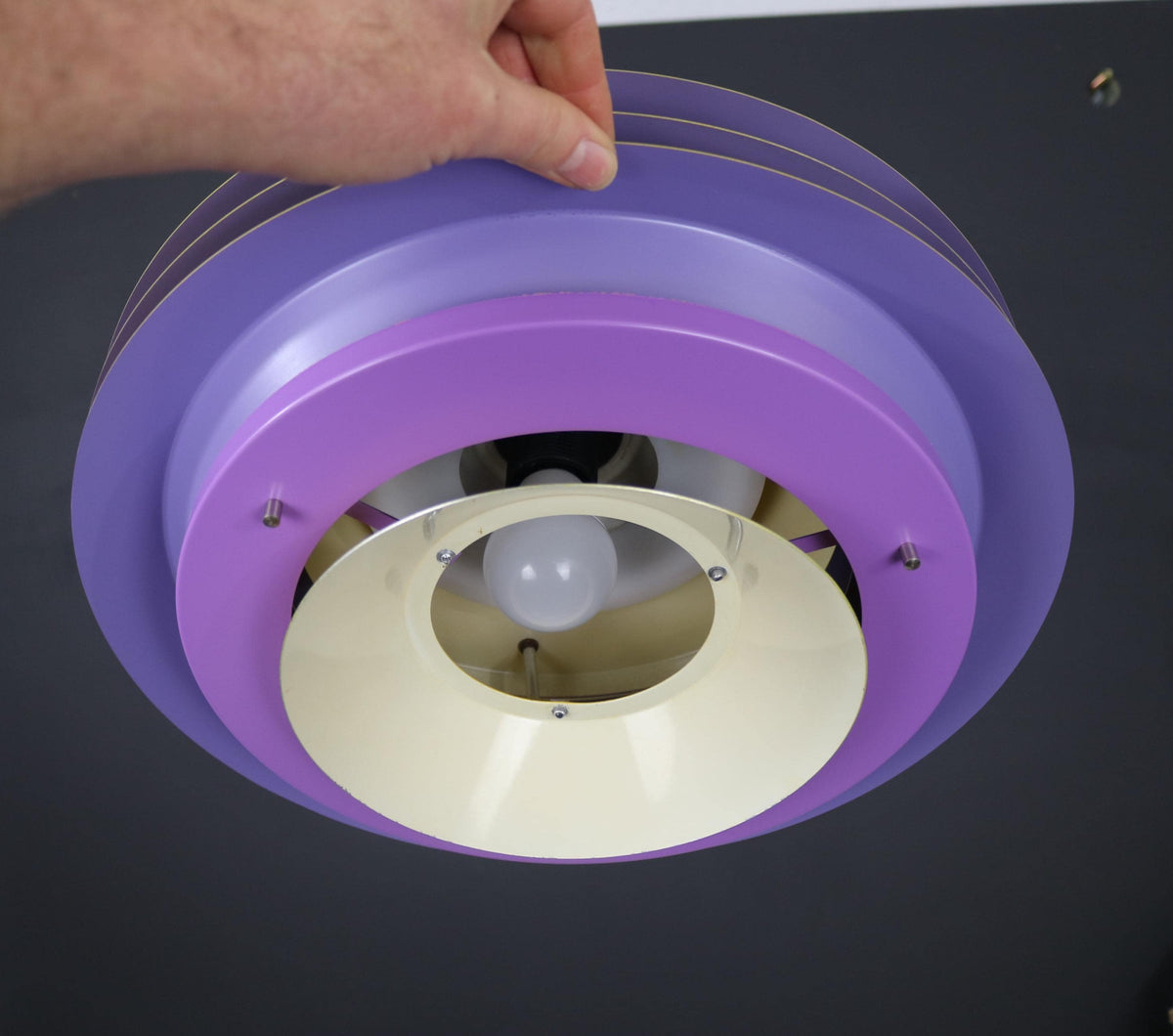 Carl Thore – Stor pendel i gul og lilla, 1970&#39;erne