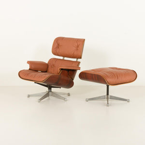 Charles og Ray Eames – Lænestol med fodskammel i anilinlæder for Herman Miller